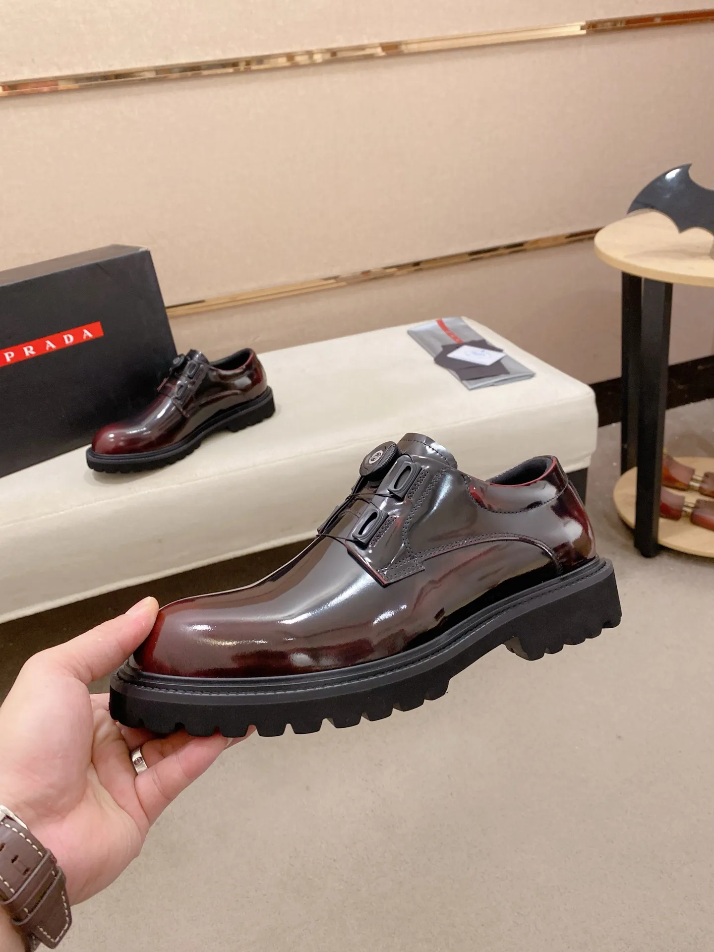 Factory price 640💰 🍁🍁High version High-quality new PRADA (Prada) counters are launched simultaneously, new men's shoes, 😘fabrics are selected from imported lacquered first-layer cowhide, and imported cowhide lining. 👍🏿 High-end ☄️ air-cushion molded anti-slip rubber outsole, exquisite lines, simple and elegant, comfortable and high-end for leisure travel. Code number: 38 to 45